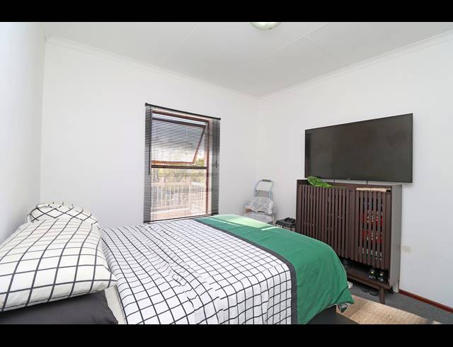 1 BEDROOM APARTMENT FOR SALE IN OAKLANDS